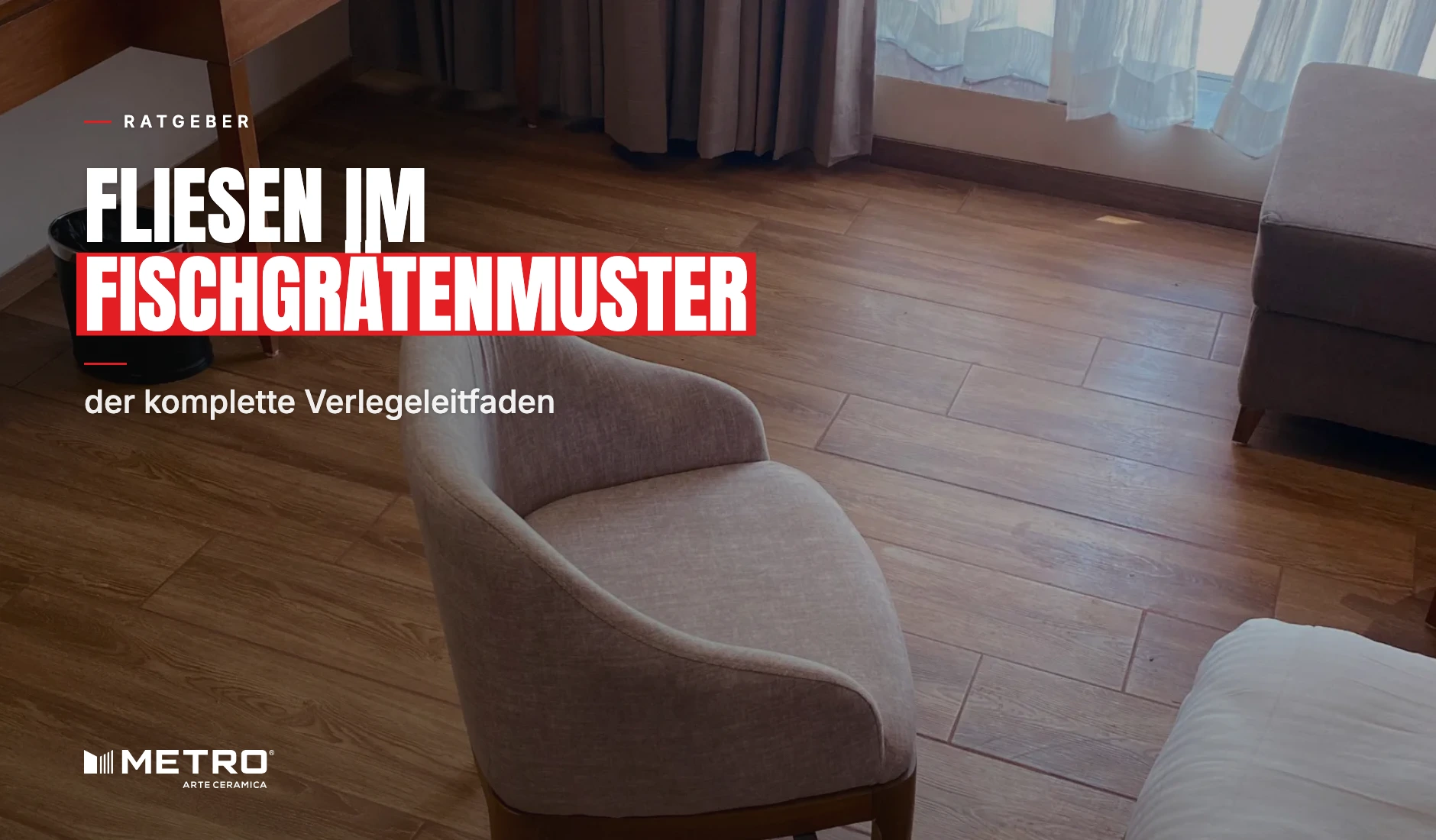 Fliesen in Holzoptik im Fischgrätverband verlegt, mit sichtbarer Fuge und dem versetzten Zickzack aus rechtwinkligen Dielen